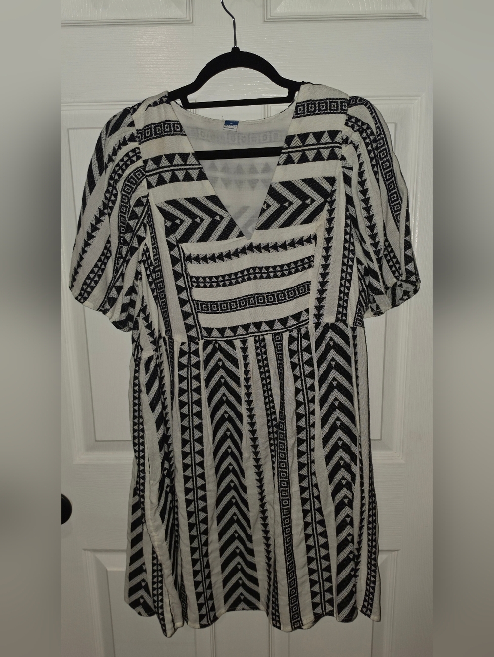 Old Navy Black & White Geometric V-Neck Dress With Pockets